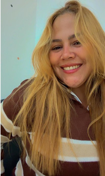 Gardênia Iaghi sorrindo no consultório
